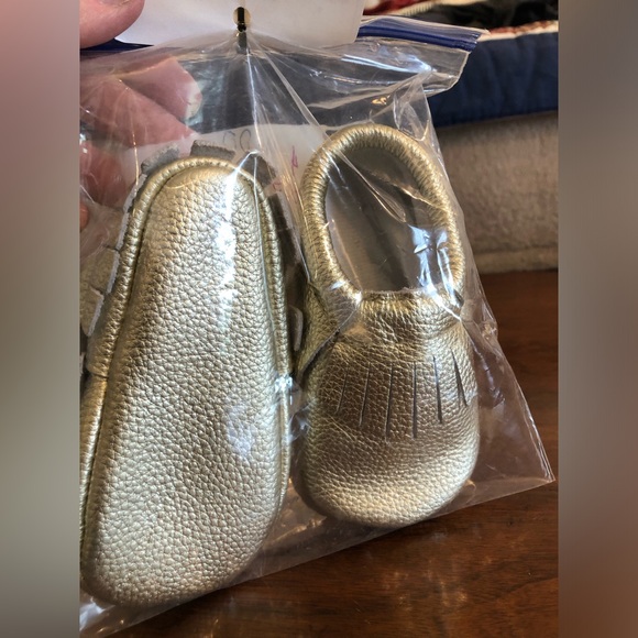 NEW LEATHER gold moccasins size 12-18 month - Picture 2 of 3
